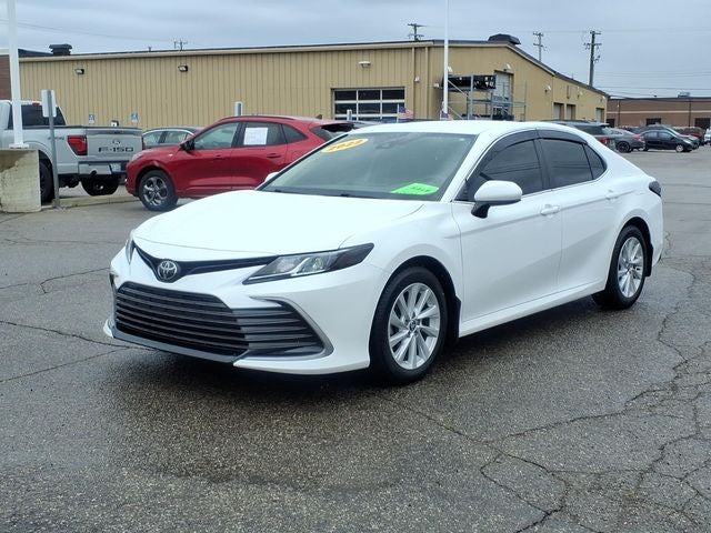 2022 Toyota Camry LE's photo